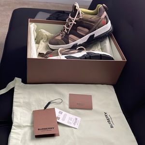 Burberry sneaker men size 42 great condition original box dust bag